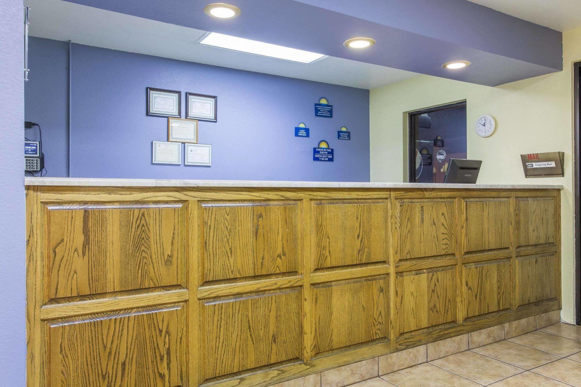 Days Inn By Wyndham Kingman East Exterior photo